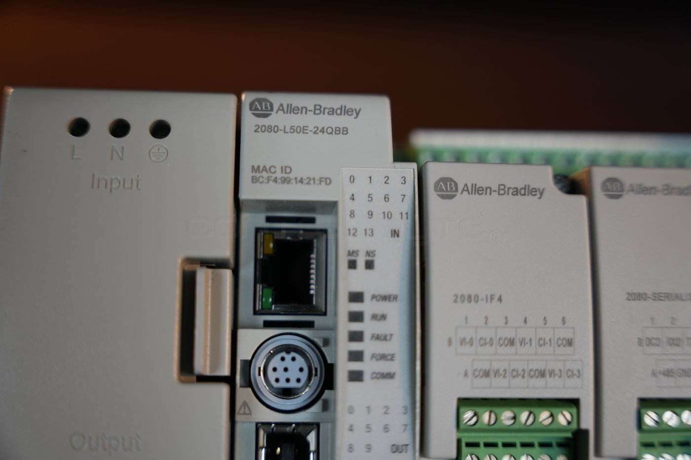 Status LEDs and communication ports of the Micro850 controller, close-up