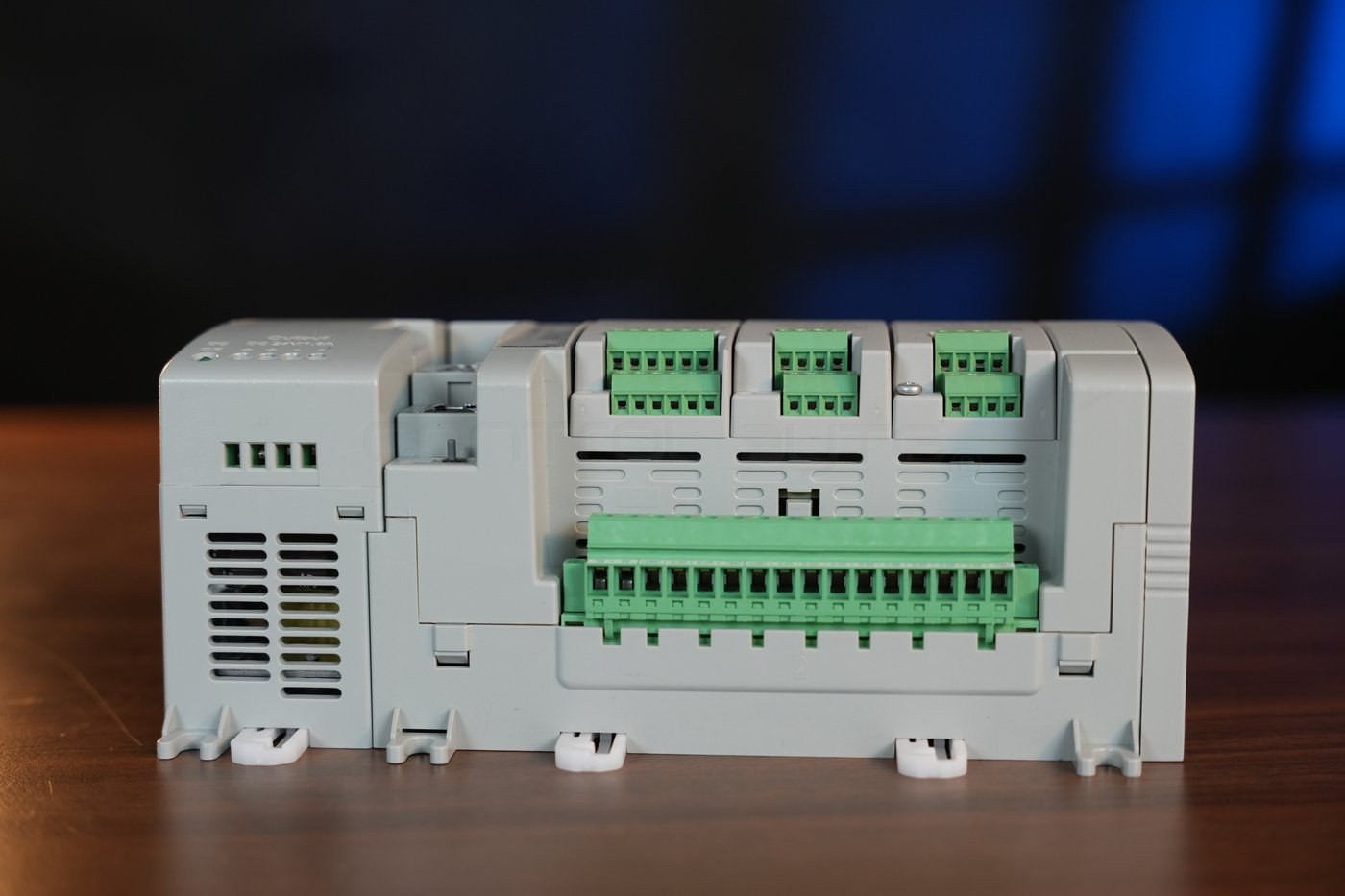 Rear view of the set - DIN feet, mounting holes and the expansion bus