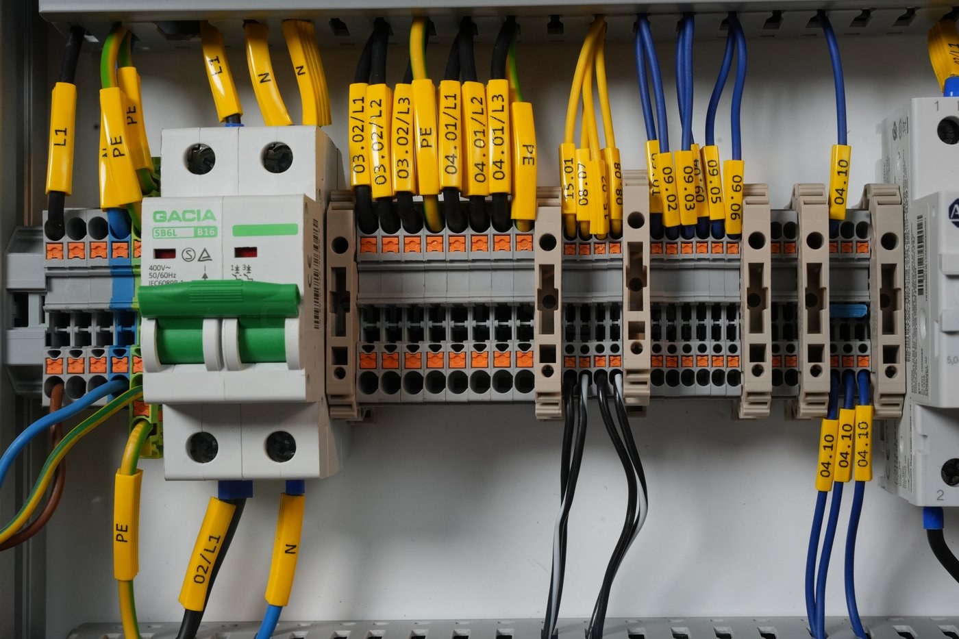 Labeled terminal blocks and power distribution inside the trainer