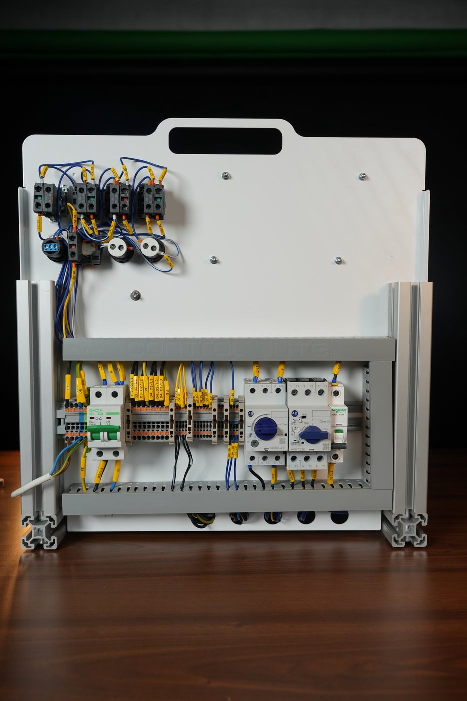 Portable aluminum-profile frame and backplate of the ControlByte PLC Trainer